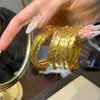 Pulseira de Gelo Triturado Três Lados para Mulheres, Pulseira Anel Sólido Dourado Simulado, Joias de Ouro Areia de Luxo Leve Nicho de Alta Qualidade