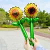 Crianças da Educação Infantil Tirando Fotos para Comemorar o Início do Ano Letivo com Balões de Girassol como Decoração do Dia do Professor para Seus Professores