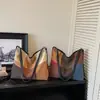 2026 Bolso Tote Casual de Moda Color Marrón Cálido con Bloques de Color para Mujer Nuevo Invierno Elegante Retro Bolso de Hombro Cruzado para Viajes