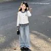 Conjunto de cardigan xadrez em blocos de cor retrô estilo coreano para meninas e calça jeans com gravata borboleta para primavera e outono em estilo universitário