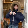 Jaqueta de algodão com capuz estilo americano, moderna, com gola de pelo sintético para mulheres, nova coleção inverno 2025, espessa, curta, jaqueta puffer