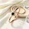 Nuevo brazalete abierto retro europeo y americano de números romanos en oro rosa y acero de titanio para mujer, simple brazalete de strass estilo coreano al por mayor