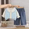 Conjunto de Roupa para Meninas Primavera e Outono 2026 Novo Estilo Moda Infantil Suéter Colete Camisa Fábrica de Roupas Infantis