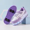Ventas directas transfronterizas zapatos para caminar de alta gama zapatos de patinaje flash recargables para niños y niñas zapatos de patinaje de doble rueda para estudiantes con interruptor