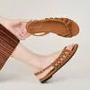7006-10 Sandalias de Playa Tejidas Huecas de Fondo Plano Verano Nuevo Estilo Suela Suave Cómodas de Una Correa Estilo Romano para Mujer