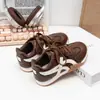 Zapatos para niñas 2026 otoño nuevo zapatillas deportivas infantiles casuales ligeras para niñas moda rojo zapatos de entrenamiento alemanes