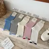 Calcetines de otoño para mujer en colores contrastantes, calcetines de media pantorrilla con etiquetas de tela, calcetines versátiles y sencillos de algodón puro, calcetines de moda estilo coreano al por mayor