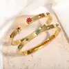 Pulsera Popular Retro Europea y Americana de Textura de Acero Inoxidable Hebilla de Zirconia con Forma de Corazón de Melocotón Chapada en Oro de 18K Pulsera de Joyería para Mujer