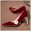 Zapatos de boda rojos para mujer, nuevo modelo 2026, vestido Xiuhe estilo chino, tacones altos de novia con perlas, descuentos por volumen disponibles