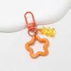 Llavero acrílico con forma de oso de colores y estrella de cinco puntas, ideal para colgar en el bolso o en los auriculares.
