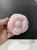 Acessório de Moda de Seda de Alta Qualidade 8cm Flor de Camélia Ultra-Resistente com Broche e Presilha Dupla Utilização