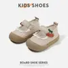 Sapatos Femininos de Bico Raso, Tênis Respiráveis Infantis, Sapatos Brancos Versáteis, Novos Modelos Primavera/Verão, Sapatos de Solado Macio para Bebês de Creche