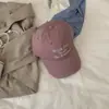 Essencial para Todas as Estações! Boné de Baseball Doce Off-White com Bordado Azul Inglês para Mulheres, Novo Moda 2025 Boné Duckbill