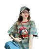 Camiseta Feminina Colorida Listrada de Comprimento Médio, Top Solto Cobrindo o Bumbum com Estampa de Gato de Desenho Animado Popular Deste Ano