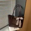 Bolsa de alta qualidade com textura tecida feminina 2026 novo estilo bolsa de ombro única fashion bolsa tote de grande capacidade para o dia a dia bolsa de axila