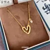 Tienda de Oro Mismo Estilo Collar de Corazón Hueco con Diamante Color Oro Arena para Mujer, Cadena de Clavícula Sencilla y de Gama Alta de Nicho, Regalo para Novia