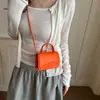 Bolsa de mão versátil, prática e estilosa, com design único e moderno, para o dia a dia, nova coleção outono 2026, bolsa pequena quadrada de ombro e transversal