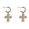 Brinco de Prata 925 com Pino de Prata Esterlina Cruz Vazada com Strass Incrustado Design de Nicho para Mulheres Exquisito Leve Luxo Versátil Toque de Alto Padrão Brilho Super Intenso