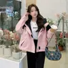 2025 Primavera y Otoño Nueva Era Reductor Versátil Cómodo y Amigable con la Piel Mejorador de Calidad Chaqueta Corta Impermeable con Capucha y Bloques de Color