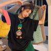 Camiseta blanca de manga corta con estampado retro de dibujos animados de estilo Hong Kong de primavera 2024, diseño para mujer, top holgado de cuello redondo de longitud media interior