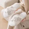 Personalización Soportada estilo ins Zapatillas de Felpa con Letras de Perla y Cruz para Mujer Otoño Invierno Antideslizantes de Fondo Plano para Interior del Hogar de Algodón