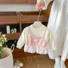 Nuevo estilo de otoño para bebés y niños pequeños: suéter de punto con cuello redondo y encaje floral, diseño falso de dos piezas para bebés niñas, top lindo y elegante
