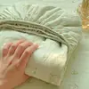 Juego de Tres Piezas de Sábana Bajera de Gasa de Doble Capa, Protector de Colchón Simmons, Cubre Cama de una Pieza, Protector de Colchón Marrón a Prueba de Polvo para Cuatro Estaciones