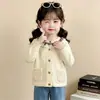 Cardigã suéter para meninas, novo estilo outono 2026, conjunto de outono infantil moderno e bonito, jaqueta com gola de renda para bebê, primavera e outono