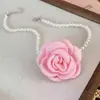 Collar de Camelia de Satén Suave Francés con Perlas Estilo Vacacional Retro Gargantilla Dulce de Flores Collar Personalizado de Temperamento