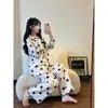 Conjunto de pijama blanco y negro de lunares estilo coreano para mujer, con un diseño fino para primavera/otoño, cuello de forma de pétalo, mangas largas y un cárdigan de dos piezas para estar en casa.