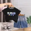 Conjunto de Dos Piezas de Moda para Niños Verano 2026, Holgado, Manga Corta, con Estampado de Mando de Videojuegos, con Jeans