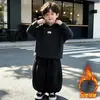 Conjunto Forrado com Fleece para Meninos 2026 Novo Outono/Inverno Estiloso Cool Kid Boy Moletom Jaqueta Acolchoada de Algodão Conjunto de Três Peças
