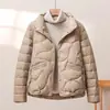 Nueva chaqueta de algodón ligera rellena de plumón 2026 para mujer, estilo corto, cuello alto, cálida, a la moda y elegante, perfecta para usar en capas durante la temporada baja