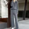 Conjunto de duas peças para mulheres para outono e inverno: cardigã de tricô com capuz 100% lã e calça pantalona, apresentando uma peça de outer wear de tricô trançado de caimento solto e calça de corte reto.