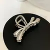 Pinza para el pelo de aleación de perla, Nuevo y moderno accesorio para el pelo en oro mate, Dulce pinza de tiburón con forma de cruz, Diseño de conejo