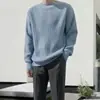 Venta directa de fábrica suéter liso de cuello redondo para hombre, suéter de punto grueso de estilo coreano simple y holgado, moderno para otoño e invierno