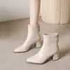 Botas de tornozelo de salto grosso estilo francês para mulheres, nova coleção outono/inverno 2026, perfeitas com vestidos, botas afuniladas, botas de tornozelo e botas Martin