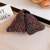 Pinza para el pelo triangular de cuadros retro para otoño e invierno, Pinza de tiburón de nicho de lujo ligero, Accesorio para el pelo versátil y moderno para mujer