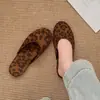 Sandalias mules retro casuales de estilo simple con punta redonda sin cordones para mujer, adecuadas para usar al aire libre, nuevas chanclas de media punta cerradas de fondo plano para verano