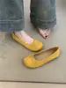 Combinação para o dia a dia com sapatilhas: Sapatos baixos redondos estilo fada verde suave estilo francês para a primavera 2025