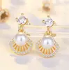 Venta Caliente Nuevos Pendientes de Botón de Plata de Ley S925 Moda Simple Lujo Ligero Incrustados con Diamantes Pendientes de Perla de Concha para Mujer