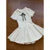 Os Pensamentos de uma Jovem: Vestido Branco de Manga Curta com Laço Doce Estilo Francês com uma Vibe de Dama Rica, Novo Estilo de Verão Vestido Bufante