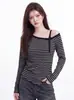 Camiseta listrada irregular de manga longa ombro a ombro para mulheres, novo estilo outono 2026, acinturada, modeladora, top de manga longa para usar por baixo