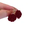 Brincos de Veludo Vinho Tinto com Rosa 2026, Modernos e Versáteis, Design Único, Presilhas de Orelha Vermelhas Festivas para o Ano Novo
