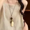 Collar colgante geométrico de madera estilo artístico vintage, cadena para suéter de lujo ligero de alta gama, accesorio estilo bohemio de vacaciones