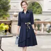 Vestido de Otoño para Mamá 2026 Estilo Nuevo Moda Cintura Ceñida Adelgazante Vestido Camisa de Longitud Media Falda Elegante de Gama Alta