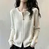 Colección de otoño para mujer talla grande: un suéter de punto trenzado elegante y adelgazante con un diseño de doble cremallera