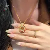 Accesorios DIY de Puzuo Gold Store en el Mismo Estilo que Collar con Colgante Hebilla de Paz Full Diamante Rojo Rosado Chapado en Oro para Mujer, Cadena de Clavícula de Gama Alta