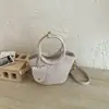 Bolso tejido de patrón único para mujer, nuevo bolso de mano pequeño súper popular de verano 2026 para el trabajo, bolso cruzado de hombro único tipo cubo
