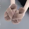 Chinelos Peludos Grandes para Mulheres, Chinelos de Algodão para Outono e Inverno, Chinelos de Casa Cruzados com Solado Grosso, Atacado do Fabricante, Antiderrapantes e Espessados
